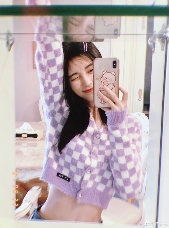 鞠婧祎晒自拍玩wink 穿短上衣露迷人腰线