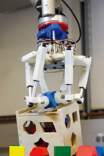 哈佛团队研发六自由度灵巧机械手，可轻松实现抓取积木塞等操作