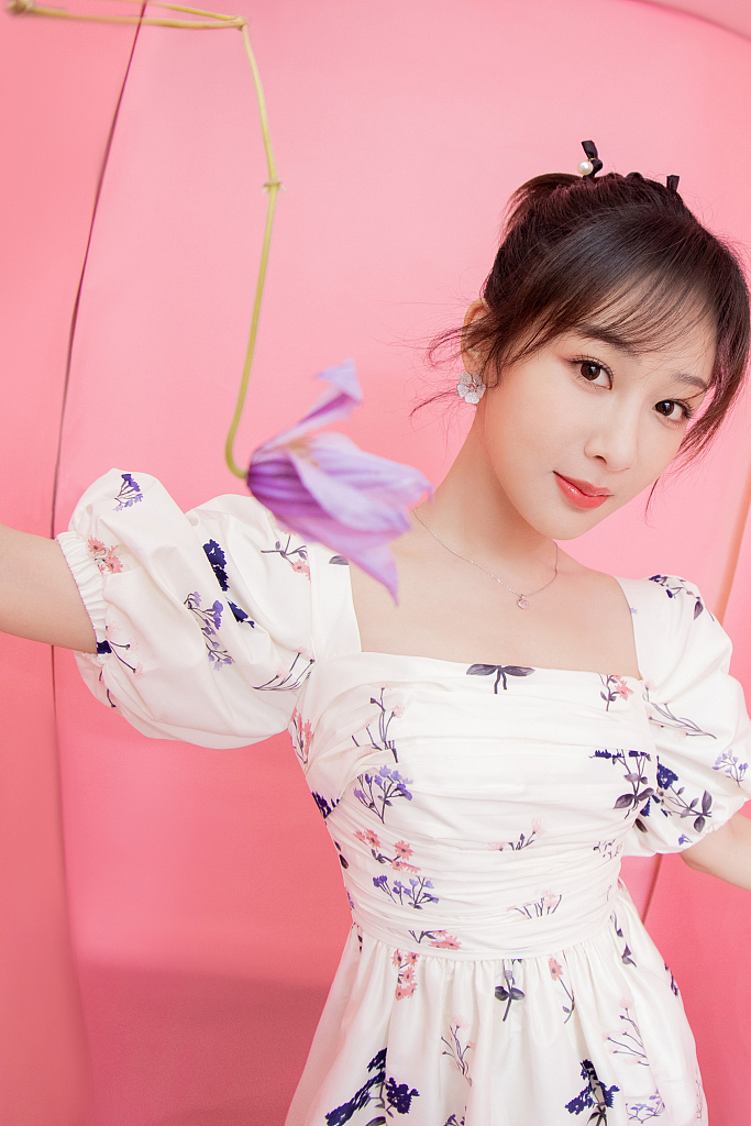 杨紫穿白色印花长裙扮“花仙子”温柔甜美