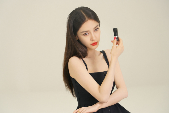 baby广告花絮曝光 穿黑裙涂红唇性感美艳
