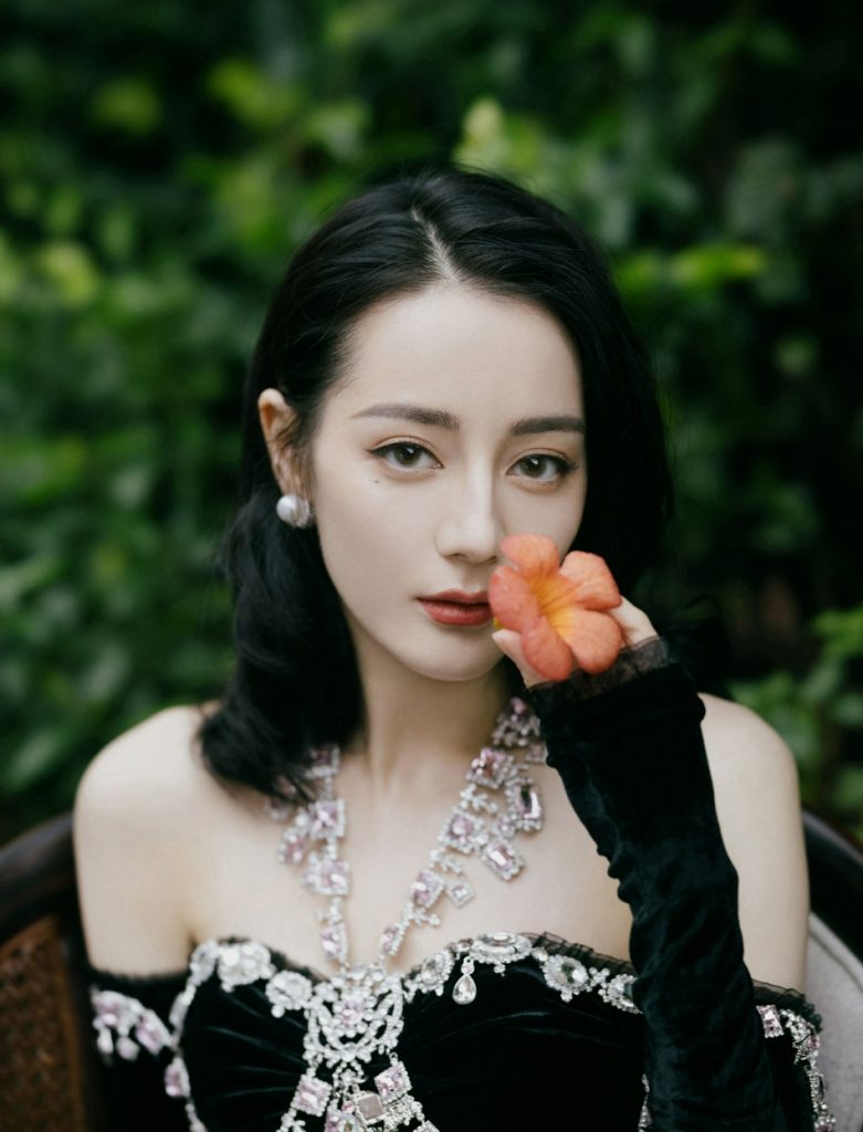 热巴穿黑色亮钻抹胸裙 高贵优雅