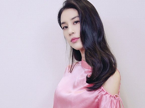 黄圣依穿粉裙娇媚动人 美腿白皙又细又长