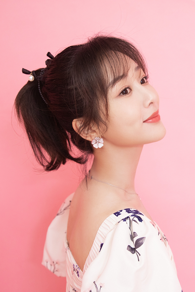 杨紫穿白色印花长裙扮“花仙子”温柔甜美