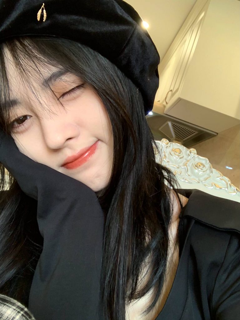 鞠婧祎歪头wink变甜酷少女