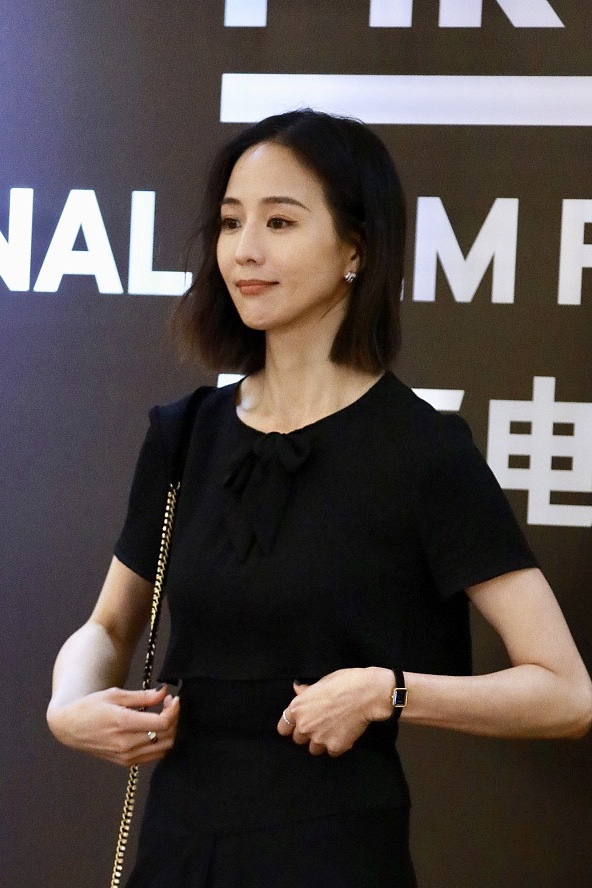 知性美女！张钧甯穿黑裙打扮低调 气质脱俗