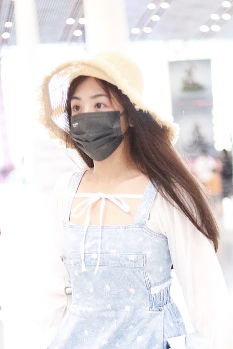 张含韵穿碎花长裙清新靓丽 表情呆萌
