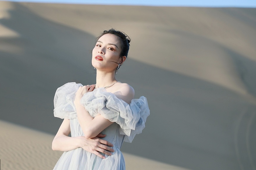 吴敏霞穿纱裙亮相 女神范十足