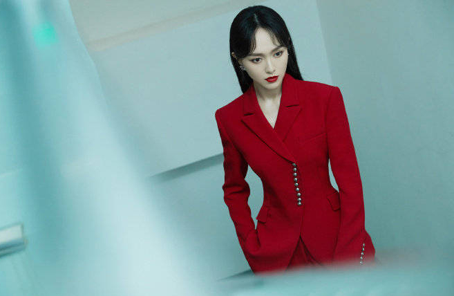 唐嫣红西装大片?曝光 女霸总气场全开