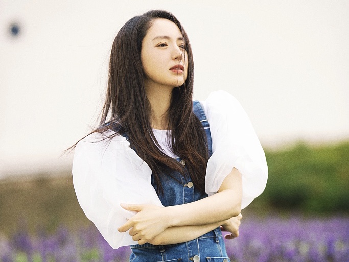 董璇穿背带裙清纯靓丽 长发披肩似仙女下凡