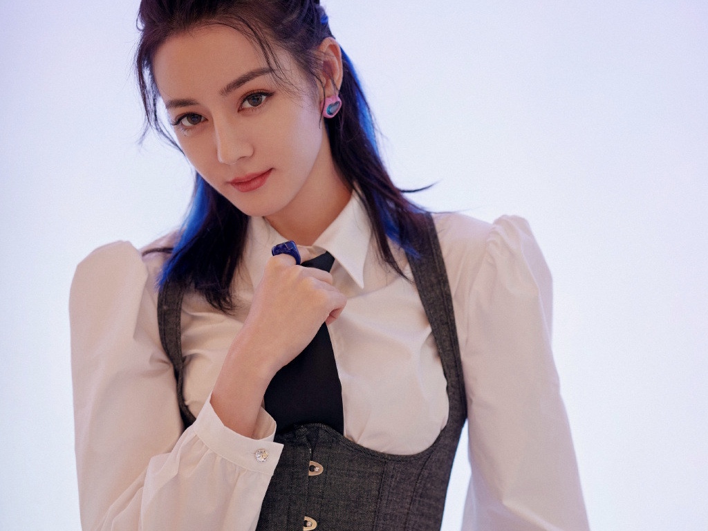 热巴学院风穿搭化身美艳学姐 五官精致抢眼