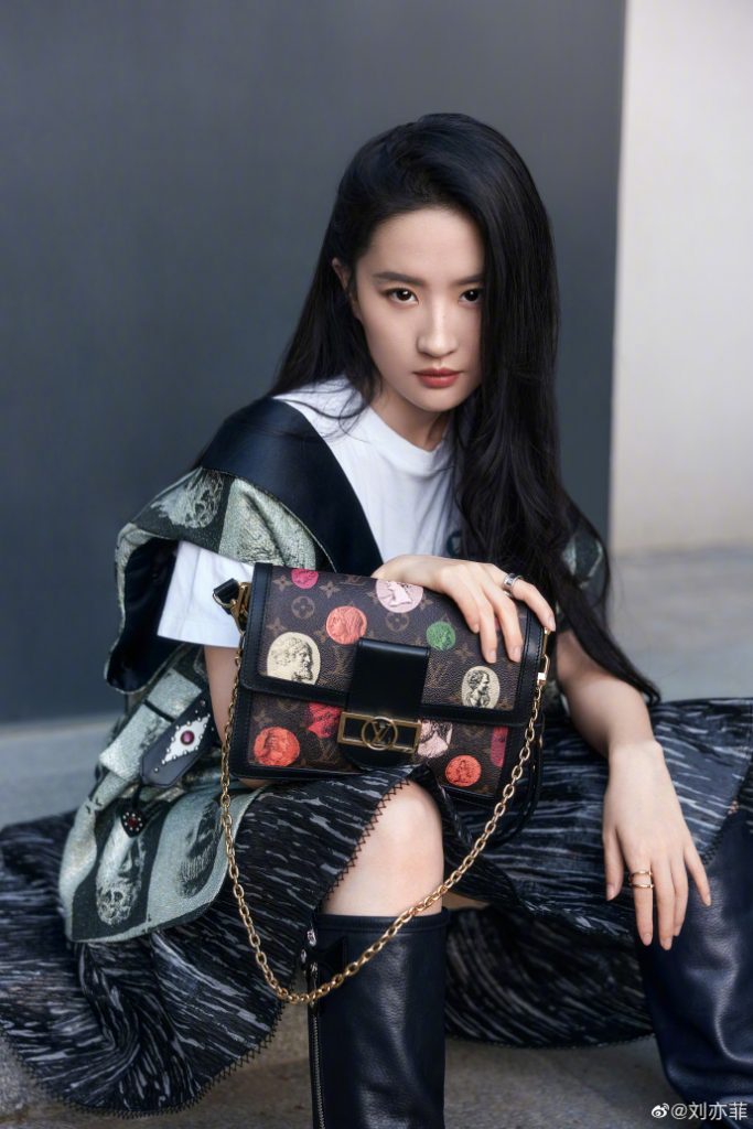 刘亦菲晒美照 长发披肩又美又酷