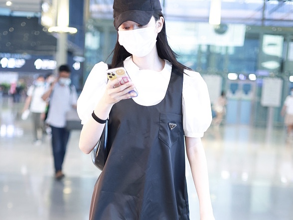 乔欣穿泡泡袖衬衫搭背心裙秀修长美腿