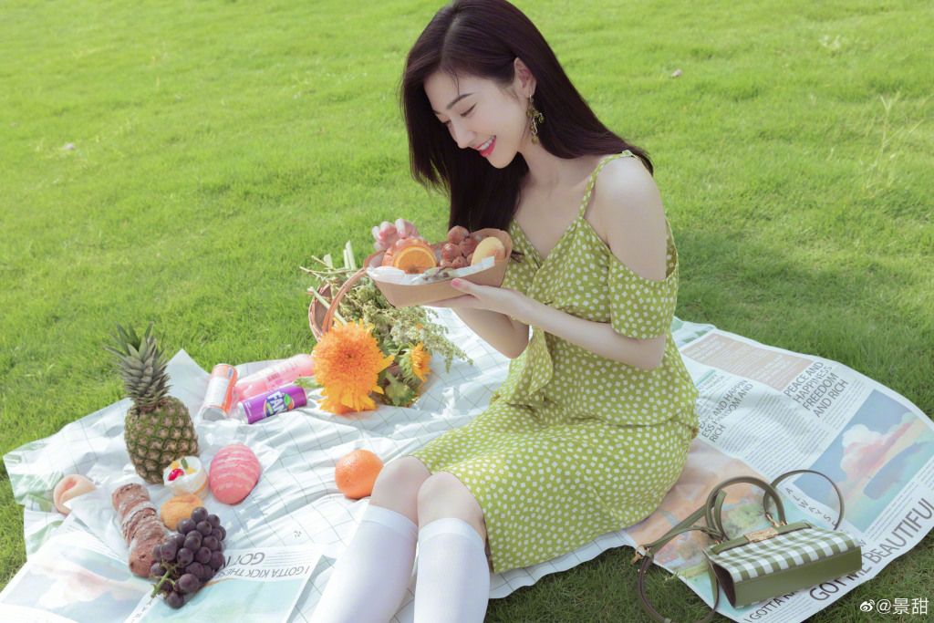 景甜穿波点吊带绿裙野餐 捧食物笑容甜美