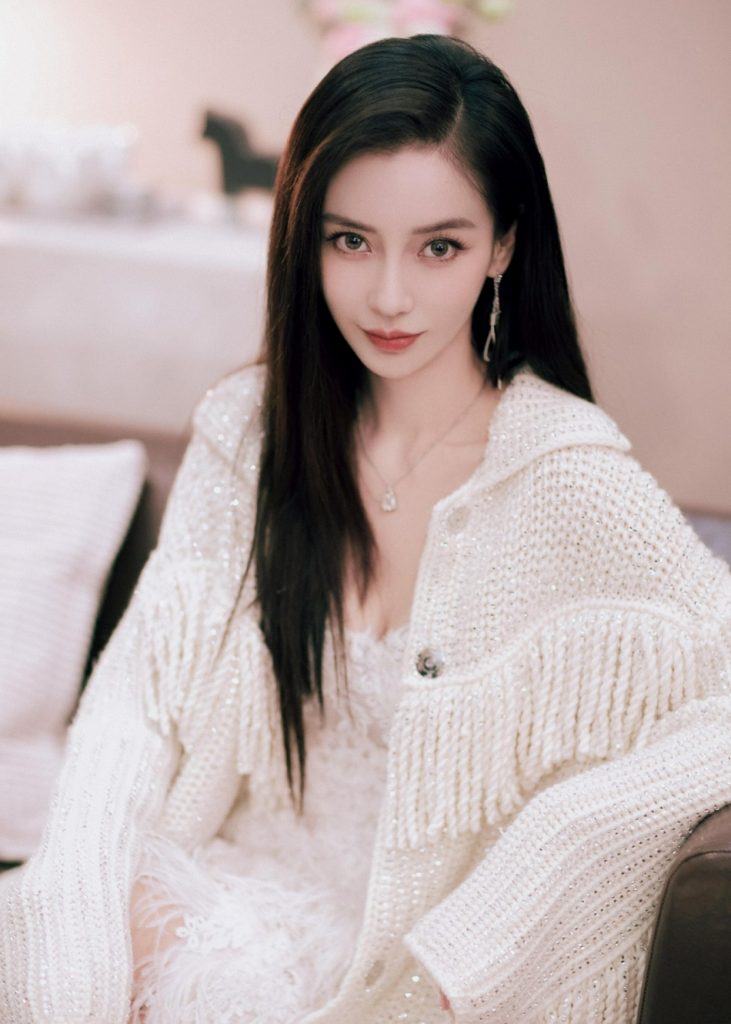 baby穿开衫配精致妆容 黑长直造型文艺满分