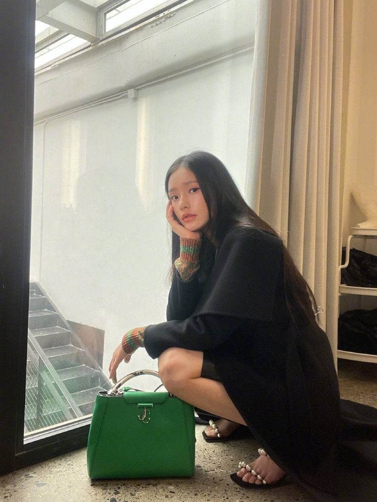 林允晒怼脸自拍照 笑容甜美皮肤状态佳