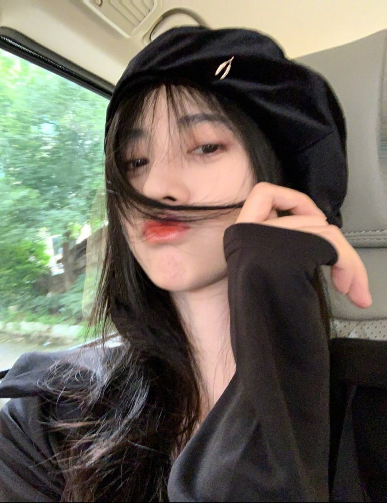 鞠婧祎歪头wink变甜酷少女