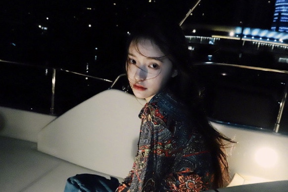 林允晒日常光影写真 穿花衬衫夜色氛围感浓