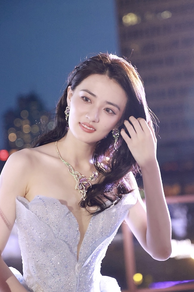 在逃公主！徐璐穿蕾丝长裙秀性感事业线