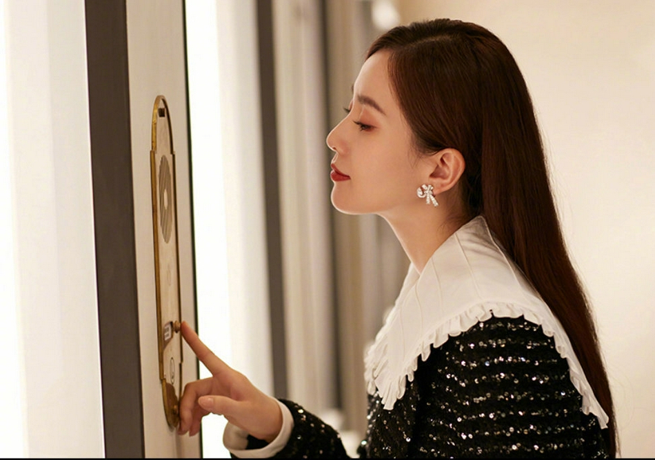 刘诗诗打扮精致看展 下衣失踪秀美腿