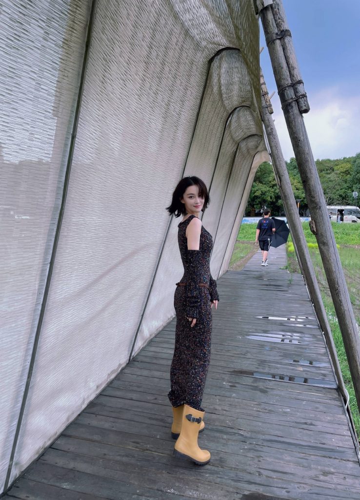 张馨予穿低胸连衣裙秀玲珑曲线 大长腿优越