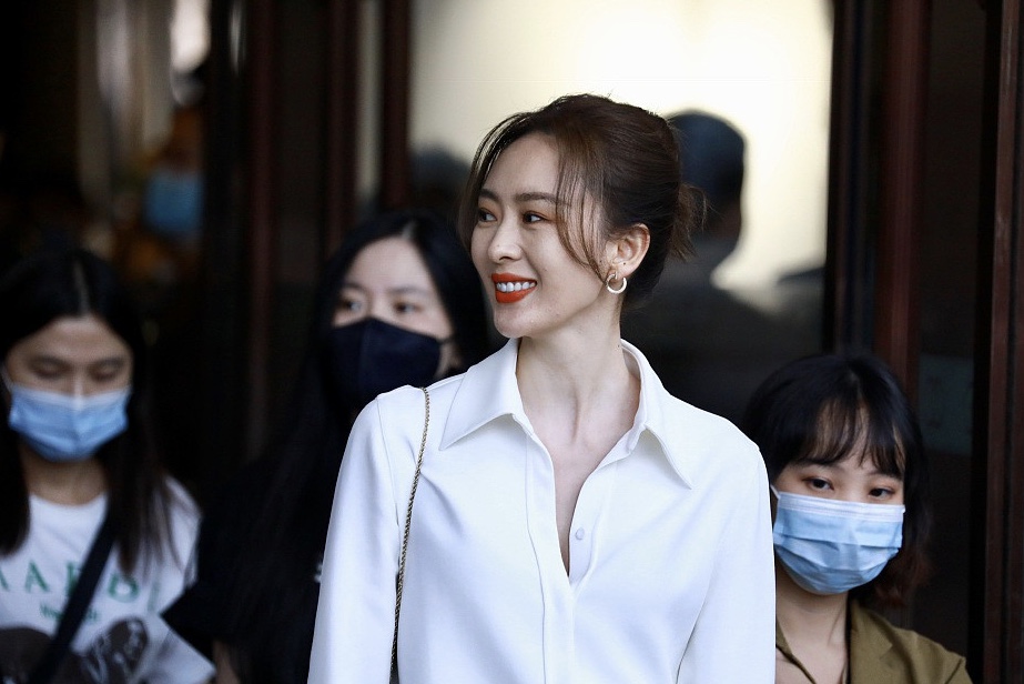 气质女神！童瑶穿白衬衫涂红唇 简单高级