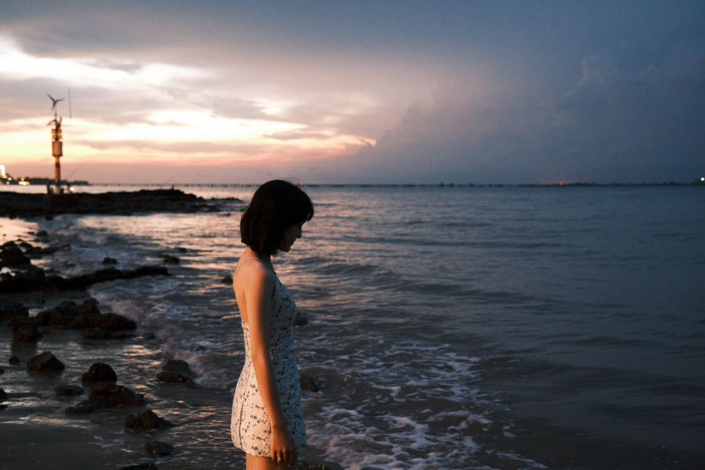文淇穿露背吊带裙拍海边照 清丽少女感满分