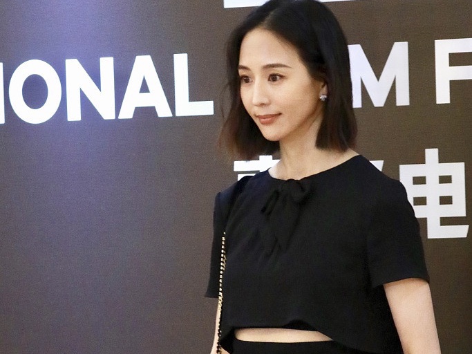 知性美女！张钧甯穿黑裙打扮低调 气质脱俗