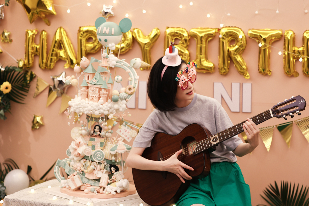 倪妮生日照曝光温馨有爱 抱吉他笑容灿烂