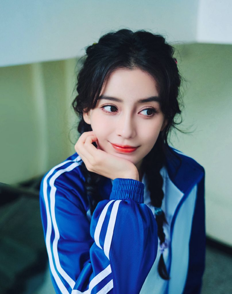 Angelababy穿蓝白校服清纯甜美 梦回高中