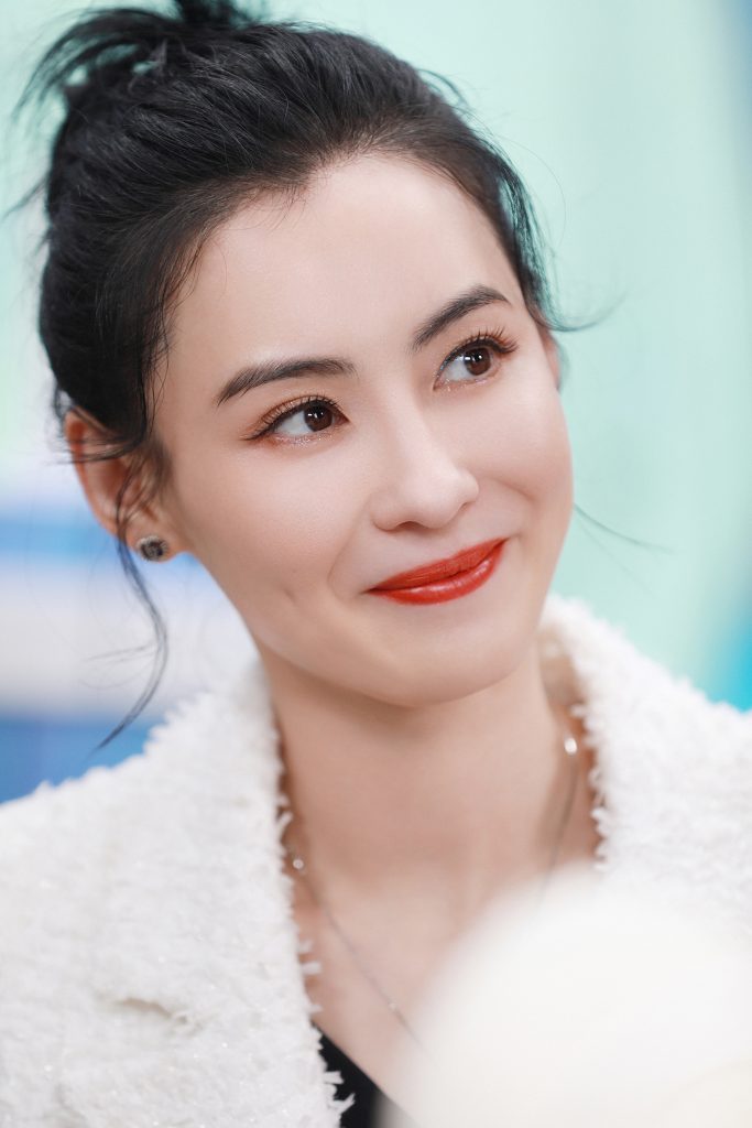 张柏芝扎丸子头 穿白色西装夹克优雅迷人