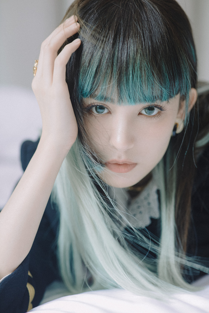娜扎《快本》造型曝光变酷girl 摩登前卫