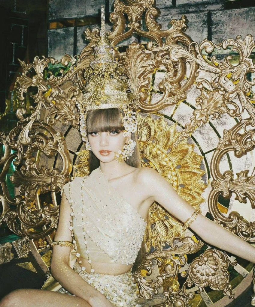 LISA戴金色头饰变女王 造型百变又酷又飒