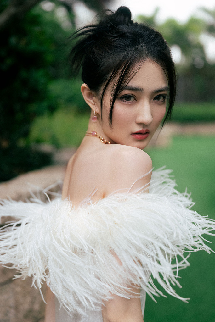 徐璐穿羽毛露肩裙秀雪白香肩 性感妩媚