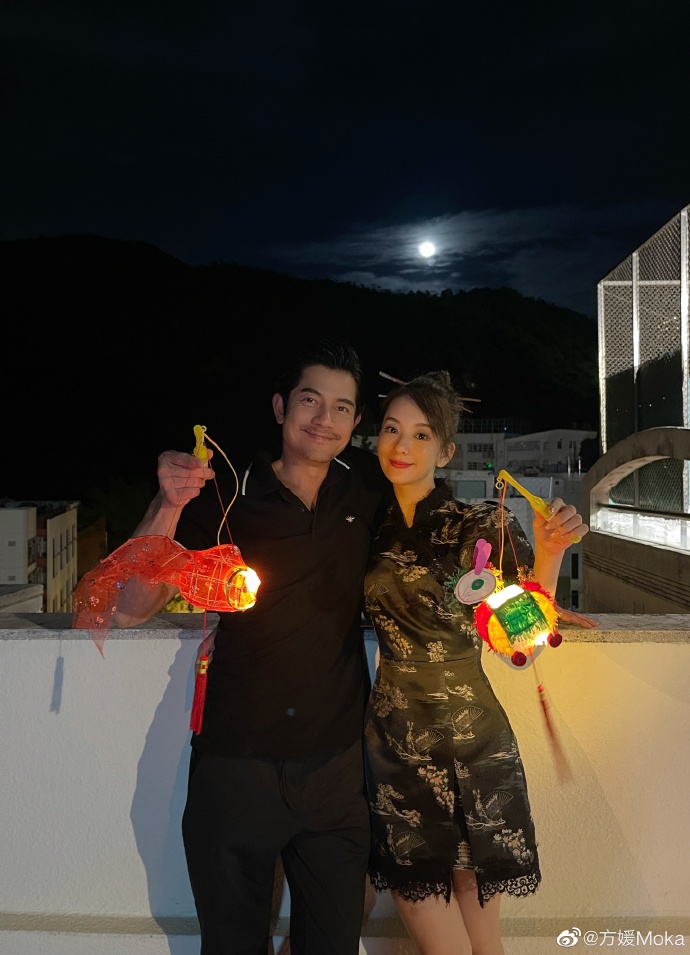 郭富城中秋携妻女赏月 方媛穿旗袍气质出众