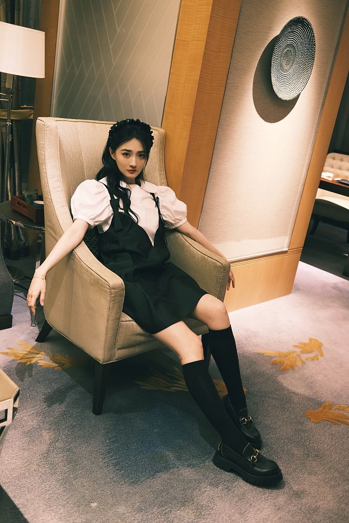 徐璐穿泡泡袖连衣裙配中筒袜 女团风满满