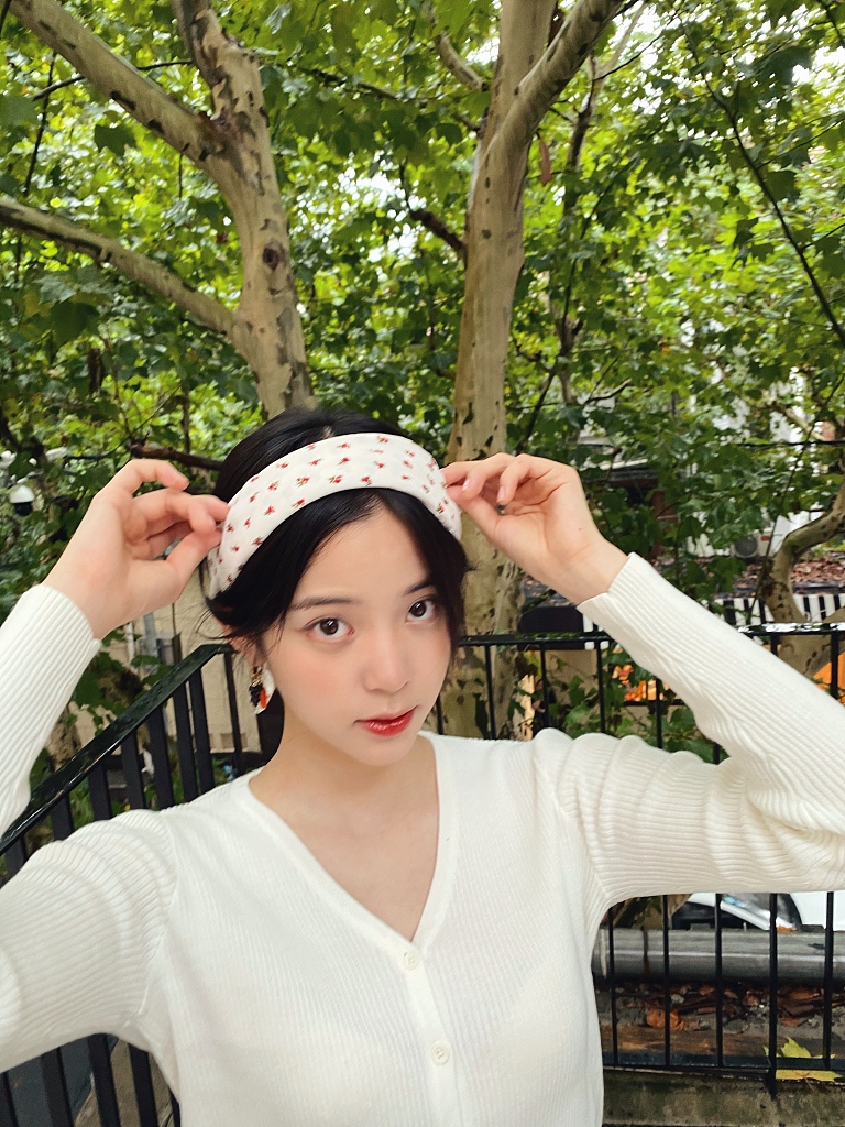 欧阳娜娜晒秋日午后自拍 变甜美软萌小仙女