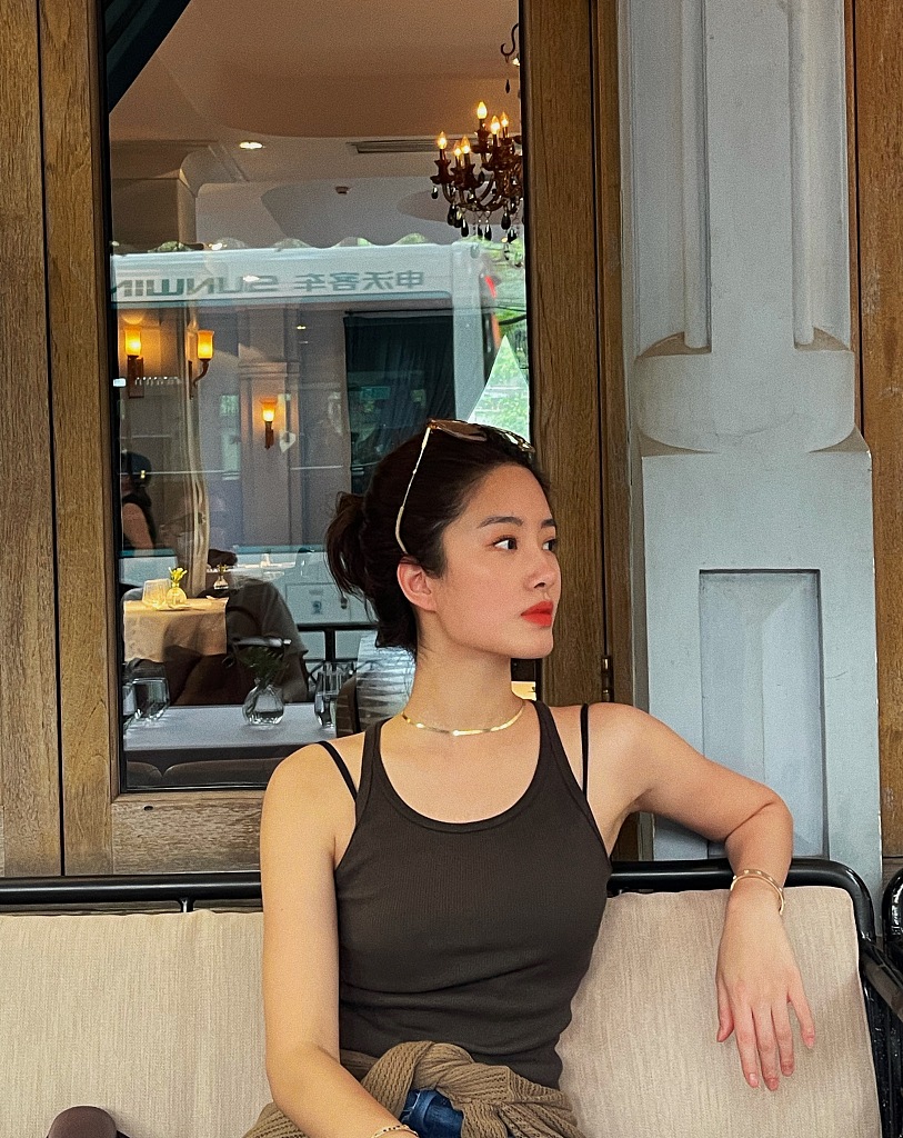 杨采钰拍街头照 吊带搭牛仔裤玩转简约性感