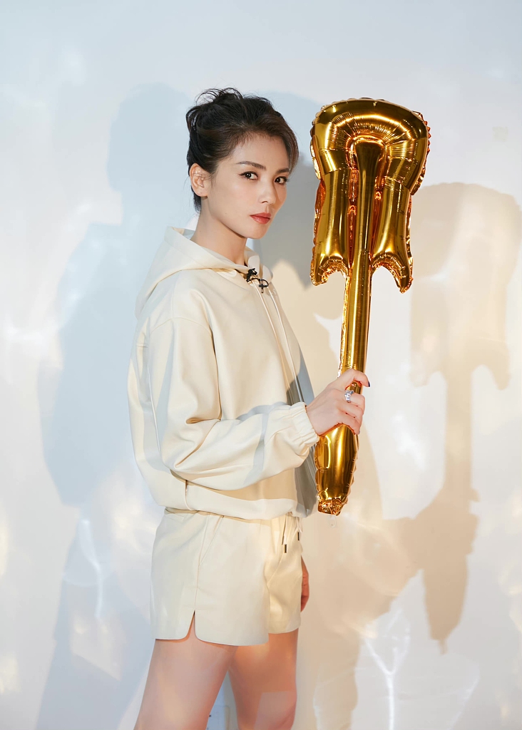 刘涛穿奶白卫衣套装配长靴 大秀美腿