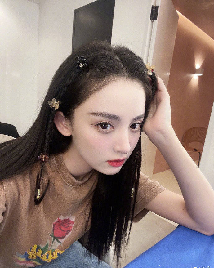 娜扎工作拍摄花絮照流出 灵动可爱状态佳