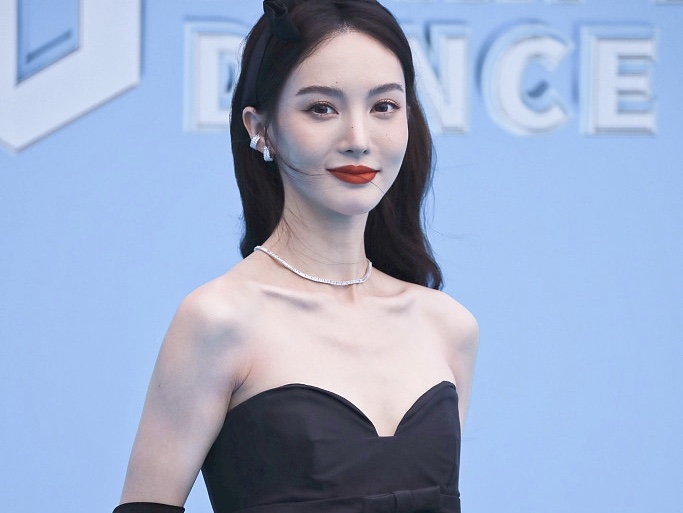 金晨穿黑色抹胸裙显娇艳 发丝飞扬增添妩媚