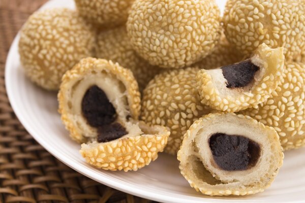 累倒的年轻人，靠“零食”续命