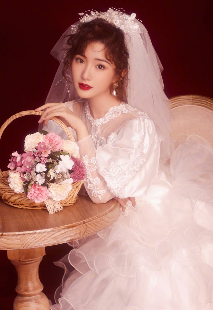 乔三丽复古婚纱照曝光 笑容甜美氛围感十足