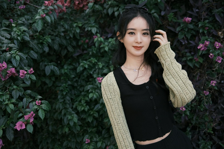 赵丽颖秋日写真曝光 笑容甜美温婉动人