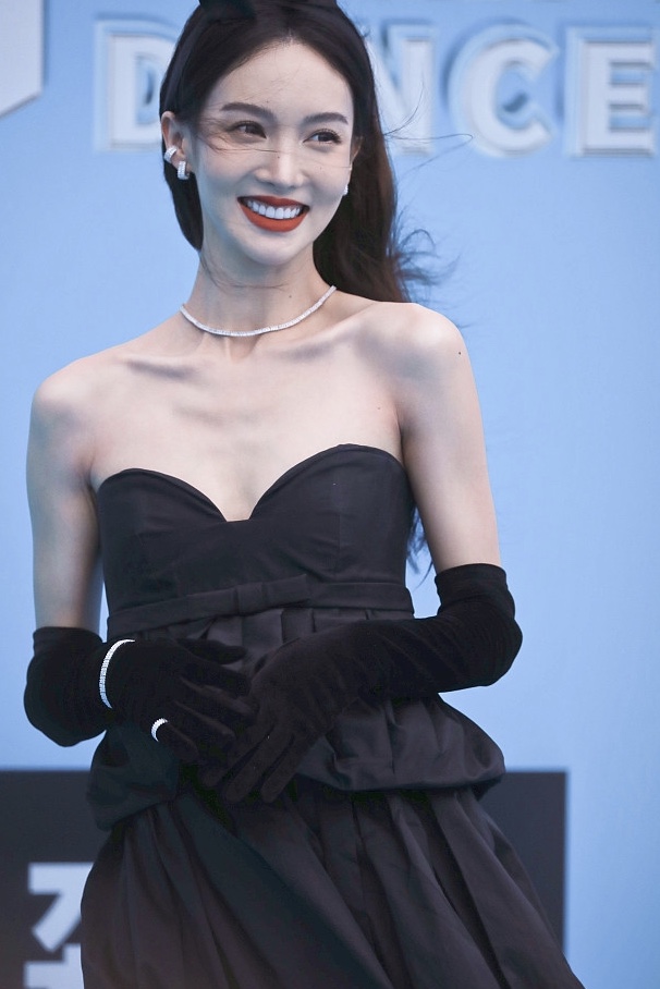 金晨穿黑色抹胸裙显娇艳 发丝飞扬增添妩媚