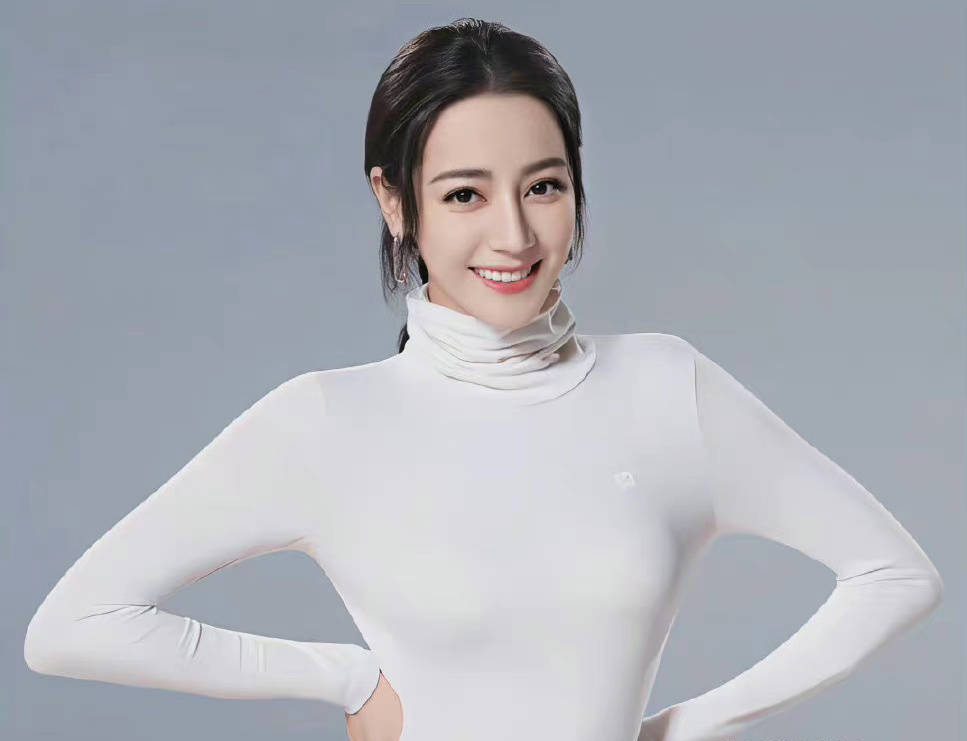 太辣！迪丽热巴穿保暖衣腰肢纤细颜值超高