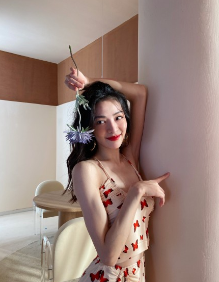 钟楚曦穿蝴蝶印花套装 卷发红唇性感美艳
