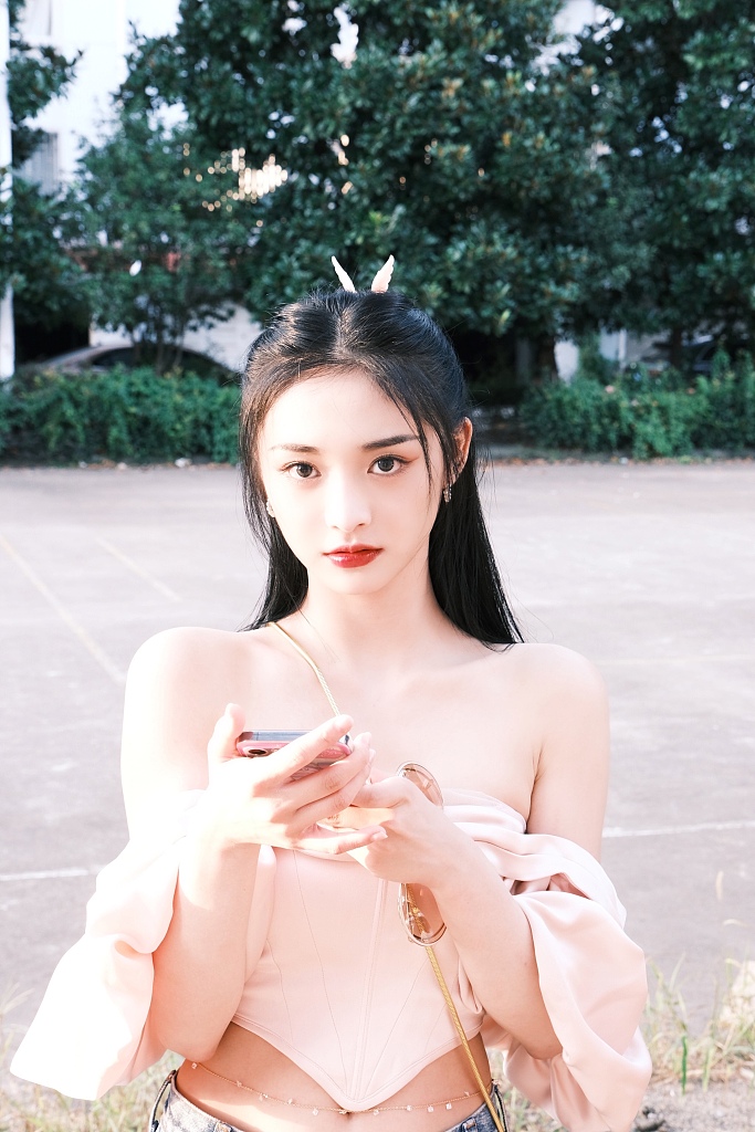 周洁琼穿粉色露肩上衣秀精致锁骨