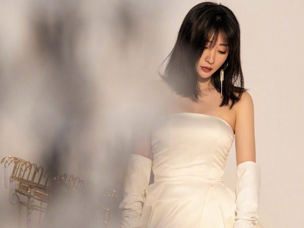 柳岩穿复古白色婚纱 高贵典雅美艳大方