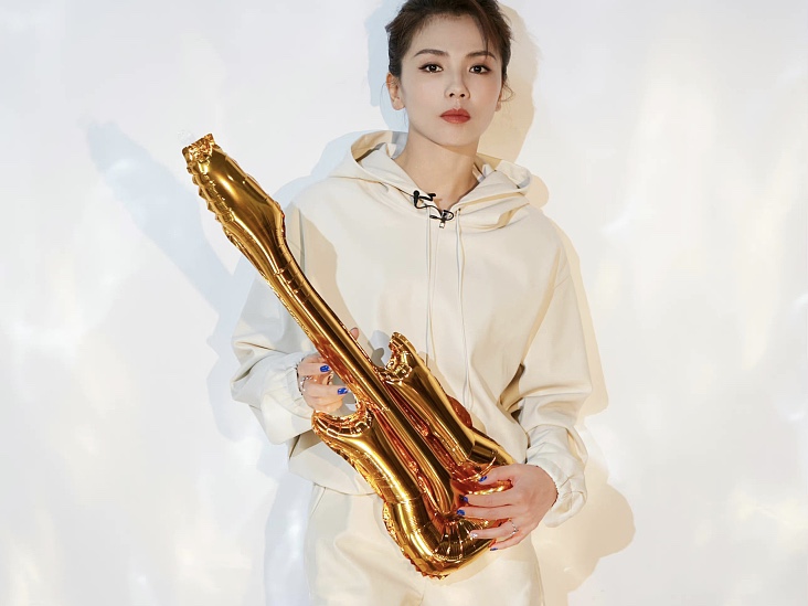 刘涛穿奶白卫衣套装配长靴 大秀美腿