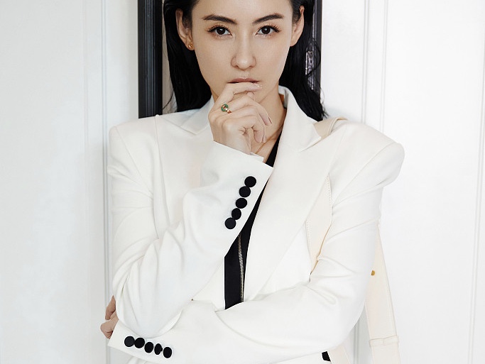 张柏芝上演白色西装杀 御姐造型秀美腿